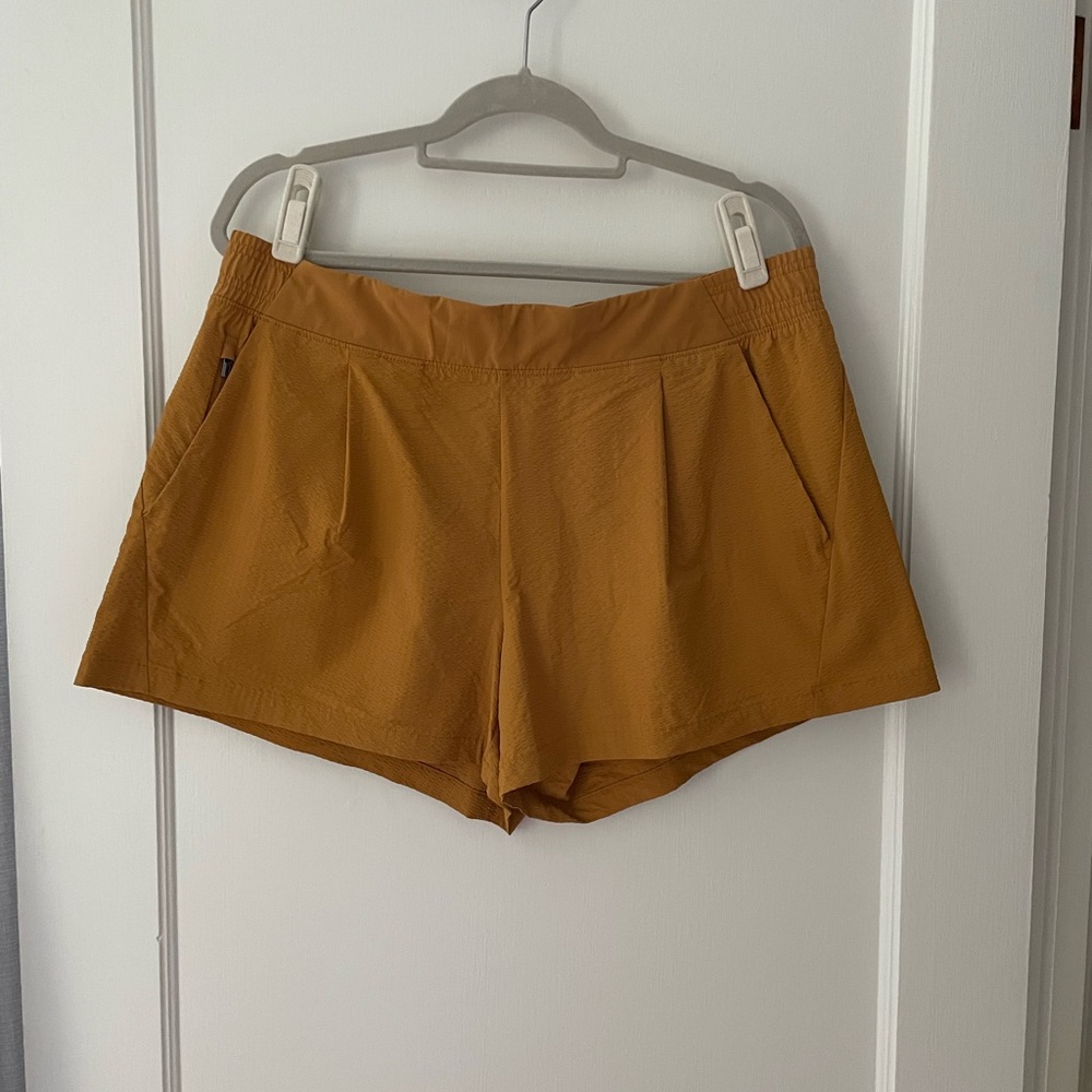 Athleta textured Brooklyn shorts